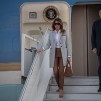 Ada yang beda pada penampilan Melania Trump saat tiba di Helsinki, Finlandia, Minggu (15/7/2018). Biasa memakai busana rancangan desainer ternama, sang ibu negara memilih karya desainer pendatang baru. (Foto: Getty Images)