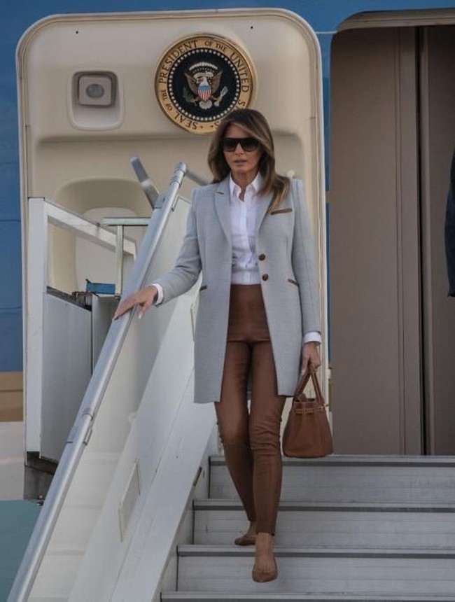 Ada yang beda pada penampilan Melania Trump saat tiba di Helsinki, Finlandia, Minggu (15/7/2018). Biasa memakai busana rancangan desainer ternama, sang ibu negara memilih karya desainer pendatang baru. (Foto: Getty Images)