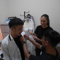 Abduh juga mendapat mandapat membuat setelan mempelai pria. Agar senada, desainer yang mengidolakan Biyan itu mengaplikasikan korsase berbentuk ubur-ubur pada jas Dimas. (Foto: Dok. Surya Abduh)