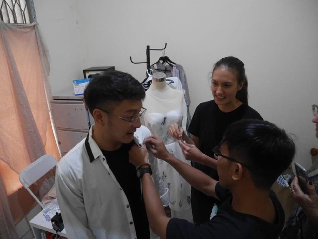 Abduh juga mendapat mandapat membuat setelan mempelai pria. Agar senada, desainer yang mengidolakan Biyan itu mengaplikasikan korsase berbentuk ubur-ubur pada jas Dimas. (Foto: Dok. Surya Abduh)