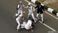 Salah satu siswa terjatuh di tengah jalan usai diserang siswa lainnya.