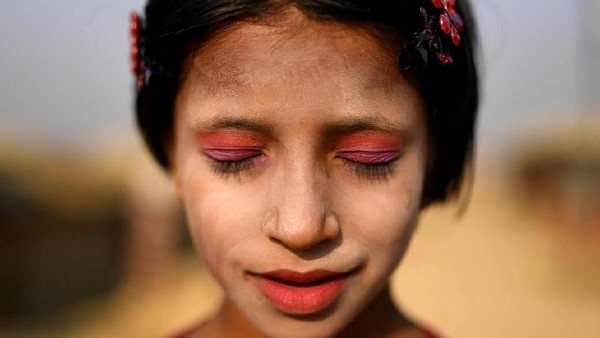Kesulitan yang sedang dihadapi warga Rohingya tidak menyurutkan mereka untuk menikmati hidup. Buktinya dari gadis-gadis Rohinya ini. (Reuters/Clodagh Kilcoyne)