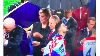 Pemain paling bernilai di Piala Dunia dikatakan sebagai orang yang memayungi kepala Putin. Foto: istimewa