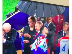 Vladimir Putin Pakai Payung Sendirian Jadi Gunjingan