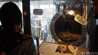 Pabrik sake ular viper dan minuman keras ini ada di Okinawa World, Naha. Bagi sebagian orang kuliner ekstrem ini tentu bisa bikin geleng-geleng kepala (Masaul/detikTravel)