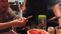 Wajah Paltrow kelihatan bahagia ketika memotret semangka di hadapannya. Bukan sembarang semangka, ia mencicip semangka dengan paduan soju. Kayak apa ya rasanya? Foto: Instagram gwynethpaltrow