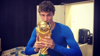 Tampak bek Benjamin Pavard mencium piala yang sangat bergengsi ini. Foto: istimewa