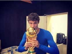 Gaya Para Bintang Prancis Pamer Piala Dunia di Instagram