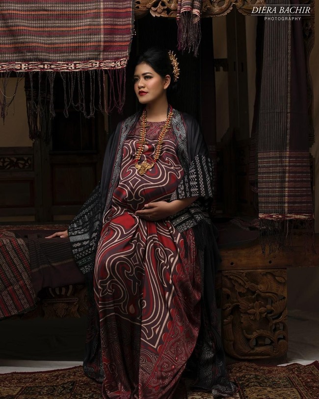 Aksesori keemasan membuat ibu hamil ini semakin bersinar. Aksesorinya adalah karya Le Ciel Design. Foto: Dok. Diera Bachir Photography