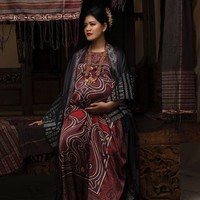 Aksesori keemasan membuat ibu hamil ini semakin bersinar. Aksesorinya adalah karya Le Ciel Design. Foto: Dok. Diera Bachir Photography