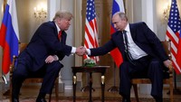 Presiden AS Donald Trump dan Presiden Rusia Vladimir Putin tiba untuk pertemuan mereka di Helsinki, Finlandia, 16 Juli 2018. (REUTERS/Kevin Lamarque)