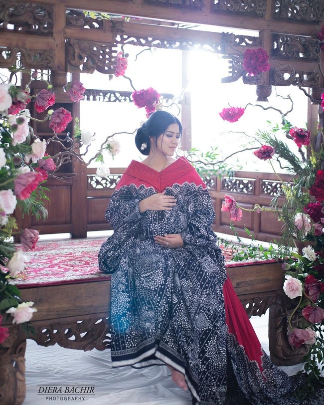Kahiyang tampil cantik dengan gaun batik berkerah lebar dari Iwan Tirta yang membuat lehernya tampak jenjang. Foto: Dok. Diera Bachir Photography