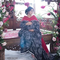 Kahiyang tampil cantik dengan gaun batik berkerah lebar dari Iwan Tirta yang membuat lehernya tampak jenjang. Foto: Dok. Diera Bachir Photography
