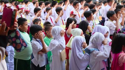 Keseruan Anak-anak di Hari Pertama Masuk Sekolah