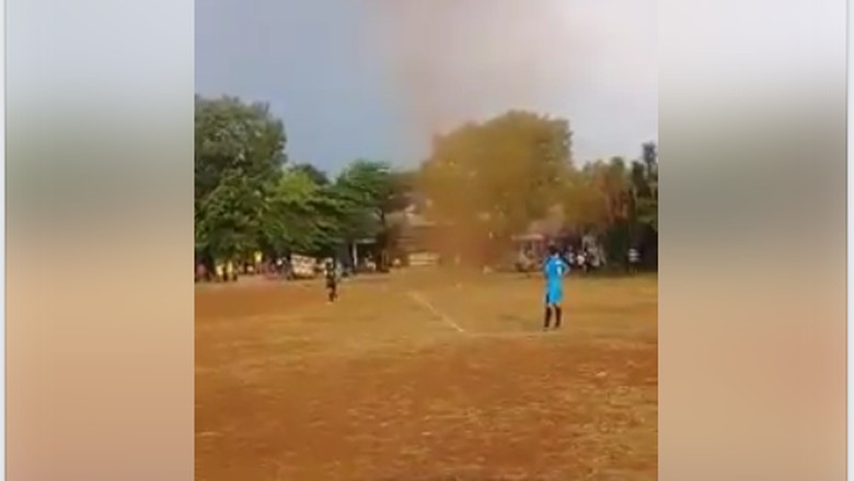 Viral Puting Beliung di Lapangan Bola Depok, Ini Penjelasan BMKG Viral Puting Beliung di Lapangan Bola Depok, Ini Penjelasan BMKG