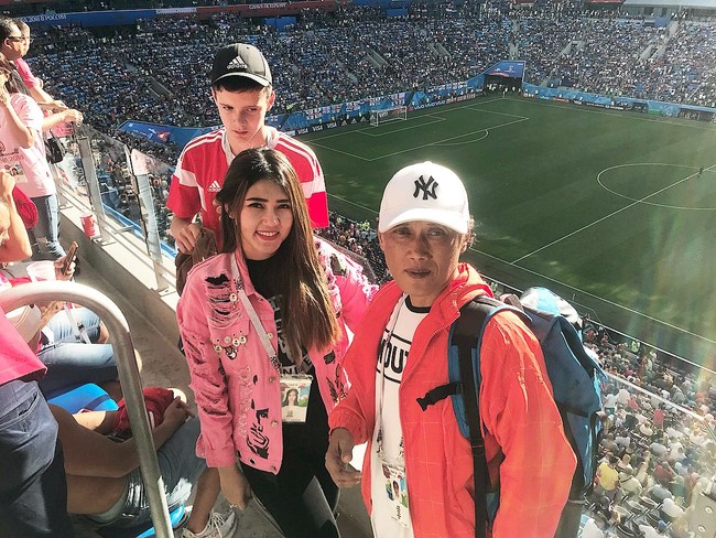 Di kesempatan selanjutnya, Via memilih gaya kasual. Ia pun menggunakan jaket pink yang ramai motif, robekan, hingga rantai. Untuk sentuhan sporty, ia memakai kaus hitam dengan logo Manchester United. Foto: Instagram @viavallen