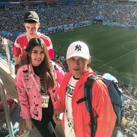 Di kesempatan selanjutnya, Via memilih gaya kasual. Ia pun menggunakan jaket pink yang ramai motif, robekan, hingga rantai. Untuk sentuhan sporty, ia memakai kaus hitam dengan logo Manchester United. Foto: Instagram @viavallen