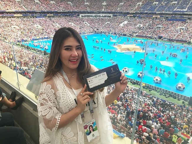 Dalam laga final Prancis vs Kroasia, gaya busana Via Vallen jadi perbincangan. Ia dibilang salah kostum oleh sejumlah netizen yang berkomentar di unggahan Instagram-nya. Foto: Instagram @viavallen
