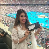 Dalam laga final Prancis vs Kroasia, gaya busana Via Vallen jadi perbincangan. Ia dibilang salah kostum oleh sejumlah netizen yang berkomentar di unggahan Instagram-nya. Foto: Instagram @viavallen