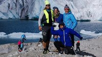 Tidak hanya menikmati waktu sendiri, Lasse juga sering seru-seruan bersama kerabat dan rekan-rekannya. Ini kebersaman mereka saat berada di Danau Mosvatnet di Norwegia. (lasselom/Instagram)