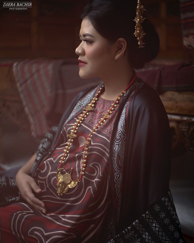 Tak hanya berbalut kain batik, Kahiyang kini memakai ulos untuk mengangkat budaya Batak. Kali ini ia memakai gaun rancangan Ghea Panggabean. Foto: Dok. Diera Bachir Photography