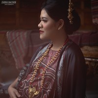 Tak hanya berbalut kain batik, Kahiyang kini memakai ulos untuk mengangkat budaya Batak. Kali ini ia memakai gaun rancangan Ghea Panggabean. Foto: Dok. Diera Bachir Photography