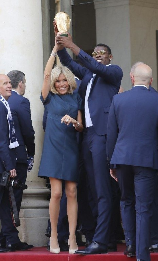 Di hari istimewa perayaan kemenangan Prancis di Piala Dunia 2018, Ibu Negara Prancis tampil stylish berbalut gaun biru dari rumah mode Prancis, Louis Vuitton. Foto: Dok. LUDOVIC MARIN / AFP