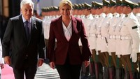 Presiden Chile Sebastian Pinera dan Presiden Kroasia Kolinda Grabar-Kitarovic saat seremoni penyambutan kedatangan Kolinda di Istana Kepresidenan La Moneda di Santiago, Chile pada 16 Maret 2018. Foto: AFP