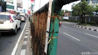 Seorang petugas keamanan di Emporium Pluit Mal, Abdul (32), mengatakan bendera tersebut dipasang Senin (16/7) kemarin. Hanya saja dia tidak mengetahui pihak yang memasang bendera tersebut.
