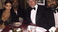 Bersama Kim Kadarshian dan Kanye West, Elon tampil formal di acara jamuan makan malam. Foto: Istimewa