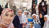 Jalani ibadah umrah, pemilik album Secawan Madu ini sempatkan buka puasa di pelataran Masjid Nabawi. Nampak ia ditemani Krisdayanti yang juga menyiapkan jus jeruk. Foto: Instagram kristinadangdut
