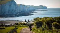 Seven Sisters, Pantai Sussex Timur, Inggris. Perbukitan di selatan Inggris ini memiliki tebing yang menghadap langsung ke laut. Anda bisa menikmatinya saat musim semi dengan secangkir kopi juga kue dari kejauhan di Kafe Birling Gap (CNN Travel)