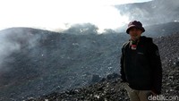 Dari puncak Gunung Slamet, penulis dan pendaki lainnya bisa menikmati suasana negeri di atas awan, dengan gumpalan kumulonimbus yang berjejeran bak permadani menutup daratan di bawahnya. Indah! (Muhammad Idris/detikTravel)