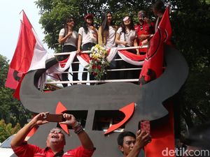 Cewek Cantik dan Ondel-ondel Meriahkan Pendaftaran Bacaleg PDIP