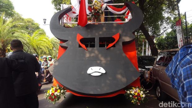 Mobil Banteng dan Ondel-ondel Meriahkan Pendaftaran Bacaleg PDIP