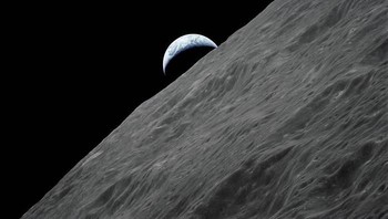 Bumi terlihat mengintip malu-malu dalam foto yang dijepret kru Apollo 17 ini. Foto: NASA