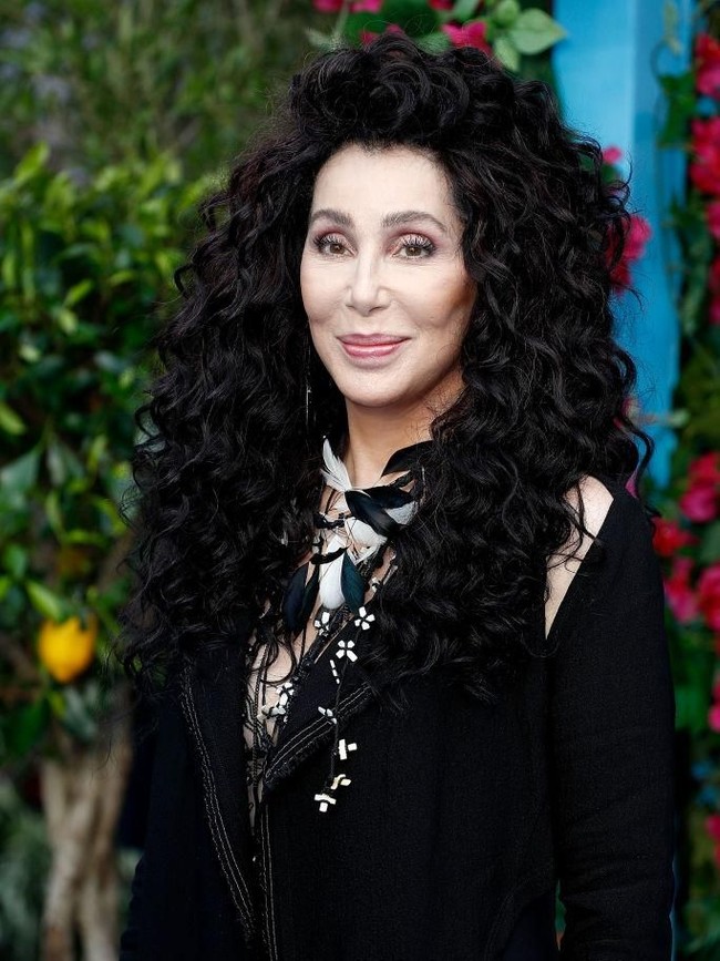 Belum lama ini, Cher bicara blak-blakan soal operasi plastik yang dilakukannya sekitar sepuluh tahun lalu. Ya, aku melakukan operasi pengencangan wajah, aku penyanyi dan aktris 72 tahun itu kepada Glamour. Bagi Cher, operasi plastik bukan sebuah aib yang perlu ditutupi. Operasi plastik membuatku lebih bahagia. Jika aku mau meletakkan payudaraku di belakang, itu hakku, tambah aktris pemenang Oscars itu. (Foto: Getty Images)