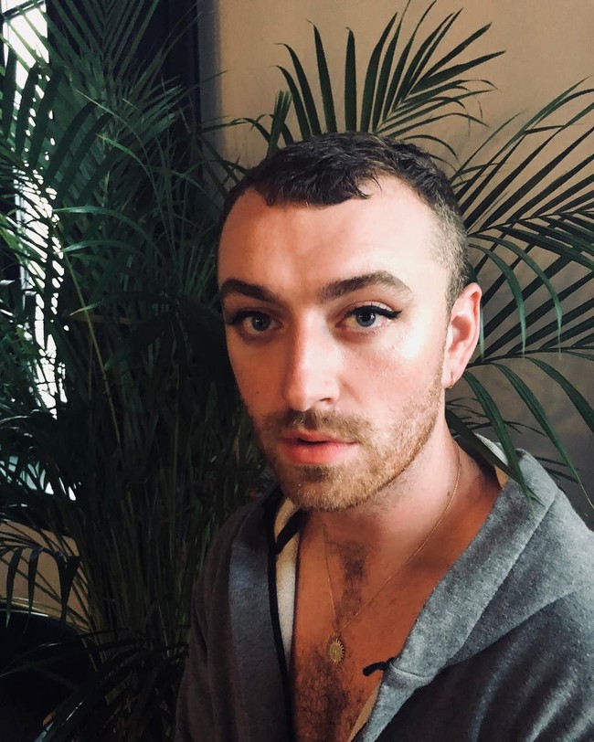 Tak hanya tampil dengan eyeliner yang begitu rapi. Sam pun terlihat menggunakan maskara hingga menggunakan makeup alis yang membentuk alisnya semakin on fleek.  Foto: Instagram (@samsmithworld)