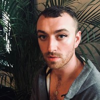 Tak hanya tampil dengan eyeliner yang begitu rapi. Sam pun terlihat menggunakan maskara hingga menggunakan makeup alis yang membentuk alisnya semakin on fleek.  Foto: Instagram (@samsmithworld)