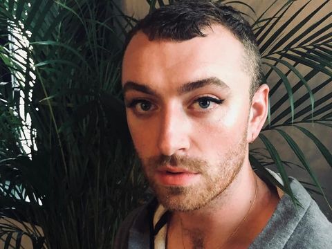 Ketika Sam Smith Pakai Eyeliner yang Lebih On Point Dibanding Kamu 