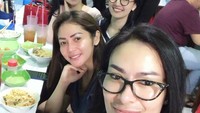 Bersama Iis Dahlia, Kristina semaptkan sarapan. Menunya berat nih yaitu mie di Bakmi Alip. Foto: Instagram kristinadangdut