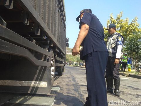 Petugas Gabungan Razia Truk Kelebihan Muatan di Tol Palikanci
