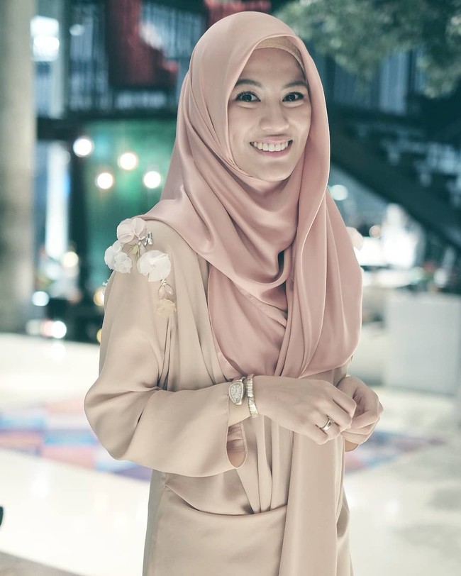 Allysa Soebandono juga tampil lebih syar’i beberapa waktu terakhir ini. Istri Dude Herlino itu terlihat mencoba berbagai jenis hijab syar’i mulai dari khimar instan, hingga pashmina. Foto: Instagram Allysa Soebandono