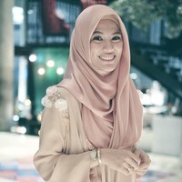 Allysa Soebandono juga tampil lebih syar’i beberapa waktu terakhir ini. Istri Dude Herlino itu terlihat mencoba berbagai jenis hijab syar’i mulai dari khimar instan, hingga pashmina. Foto: Instagram Allysa Soebandono