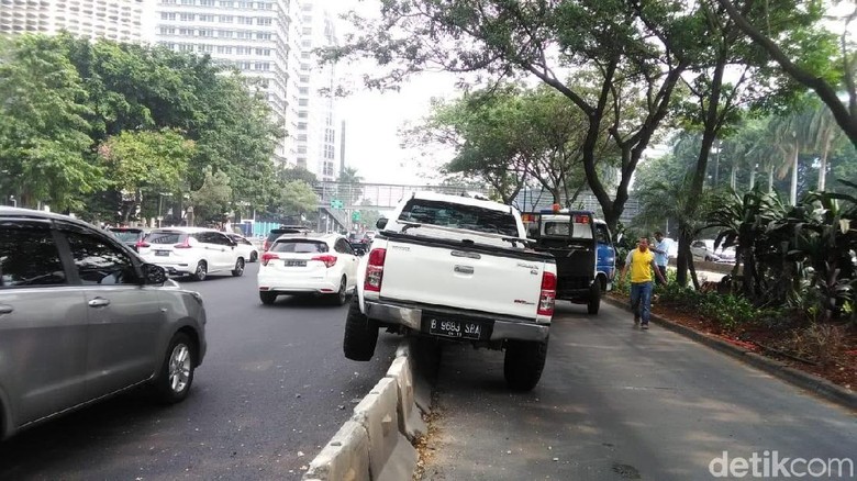 Hindari Tabrakan, Mobil Ini Nyangkut di Separator Jl Sudirman