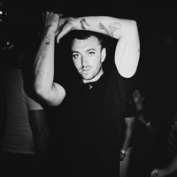 Sam Smith tampil dengan eyeliner on point. Unggahannya dengan eyeliner tersebut sontak memicu komentar netizen. Mulai dari pujian karena kecakapannya dalam berdandan hingga mendapat nyinyiran dari sejumlah netizen.  Foto: Instagram (@samsmithworld)