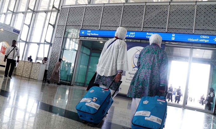 Sebanyak 392 jemaah haji Indonesia kloter pertama asal Padang, Sumatera Barat tiba di Bandara Amir Muhammad bin Abdul Aziz, Madinah, Arab Saudi, Selasa (17/7/2018).