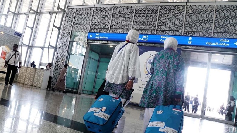 Jemaah Haji Asal Padang Tiba di Madinah Sebanyak 392 jemaah haji Indonesia kloter pertama asal Padang, Sumatera Barat tiba di Bandara Amir Muhammad bin Abdul Aziz, Madinah, Arab Saudi, Selasa (17/7/2018).