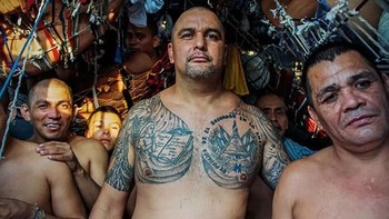 Penjara Penal De Ciudad Barrios terletak di San Miguel, El Salvador. Penjara ini begitu menyedihkan karena sebuah sel yang hanya memiliki lebar 12 kaki dan tinggi 15 kaki harus menampung lebih dari 30 tahanan. Saat tidur pun mereka saling bertumpuk. (Foto: Boredpanda)