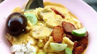 Thailand juga punya sajian enak bernama Khao gaeng. Berupa nasi dengan limpahan kari dan potongan mentimun segar. Yang satu ini buatan Khao Gaeng Jake Puey di kawasan Yaowarat. Foto: Wongnai